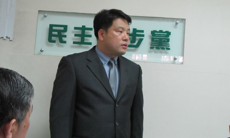 台北憲兵隊長呂正芳出席民進黨團記者會。   圖：林朝億/攝