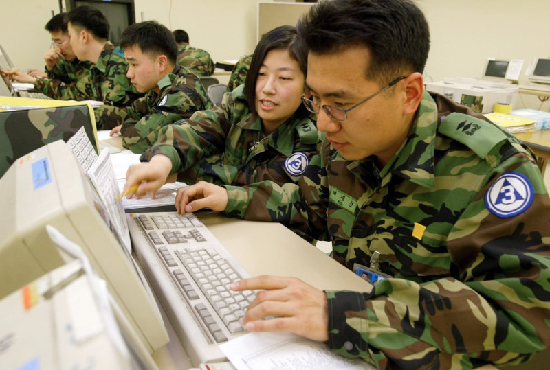 韓國政府官員7日表示，朝鮮駭客入侵一些政府要員的智慧手機，鐵路機關也遭到網路攻擊，幸及時發現而阻止。圖為2015年韓國國防部舉辦競賽，培植駭客部隊為國效力。   圖片來源：達志影像/路透社資料照片   