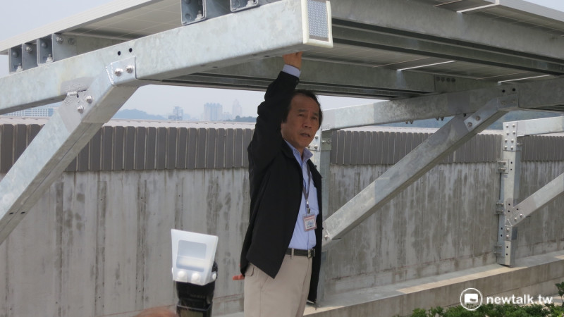 台北市副市長林欽榮8日上午視察興隆公宅智慧電網第0期成果計畫，視察大樓太陽能版。   圖：呂佳峻/攝