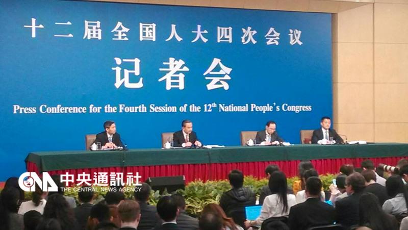 中國外交部長王毅8日上午在中國第12屆全國人民代表大會第4次會議上舉行記者會，談到聯合國對朝鮮制裁的問題。   圖：中央社