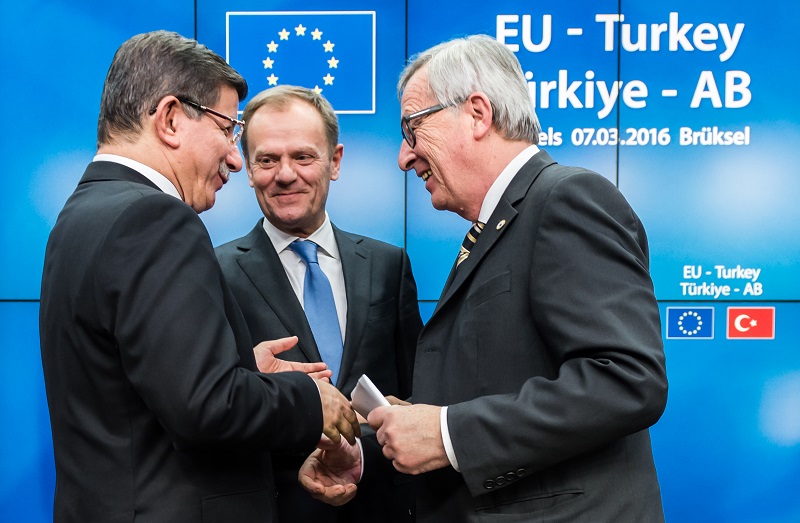 在布魯塞爾舉行的特別峰會上，土耳其總理達夫托葛魯(左)、歐盟委員會主席容克(右)與歐盟理事會主席圖斯克，磋商降低移民危機取得了良好進展。   圖片來源：達志影像/美聯社