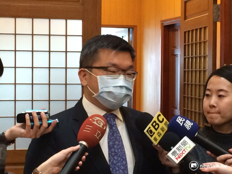 立法院副院長蔡其昌9日由於流感未癒，特別戴著口罩受訪。   圖：符芳碩/攝