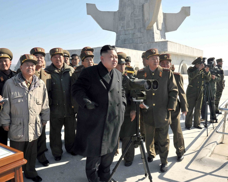 朝鮮領導人金正恩觀看實彈射擊演練。   圖：達志影像/美聯社資料照片