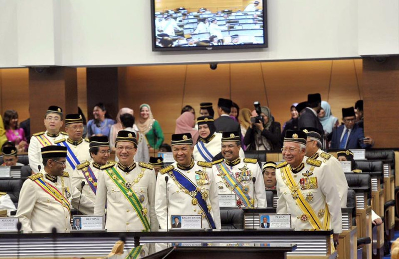 馬來西亞政府公布「優化政府開支步驟指南」，首相納吉布（前排右）也指示高級公務員津貼要縮減。   圖：翻攝納吉布臉書
