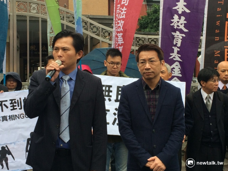 時代力量立委黃國昌和徐永明說，時代力量支持在立院設立真相調查委員會。   圖：符芳碩/攝