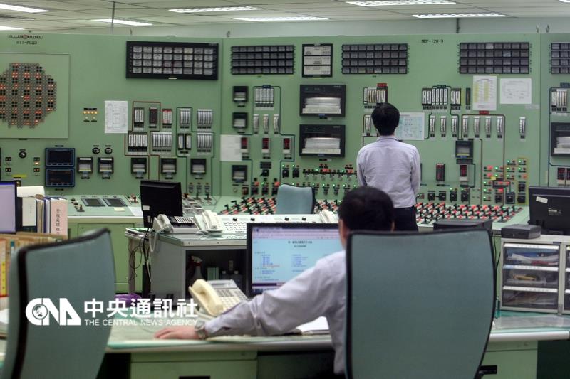 台電公司10日表示，核一廠2號機在下午1時10分因出現反應器高水位，引動汽輪機跳脫，反應器急停。圖為核一廠二號機控制室。   圖：中央社資料照片