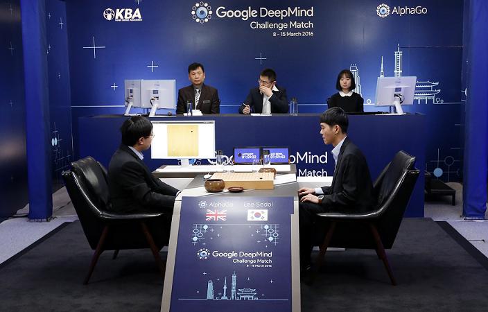 Google開發的人工智慧系統AlphaGo去（2016）年3月與韓國圍棋棋王李世乭（右）對弈，黃士傑（左）則是負責幫AlphaGo下棋的人。   圖：達志影像/美聯社資料照片