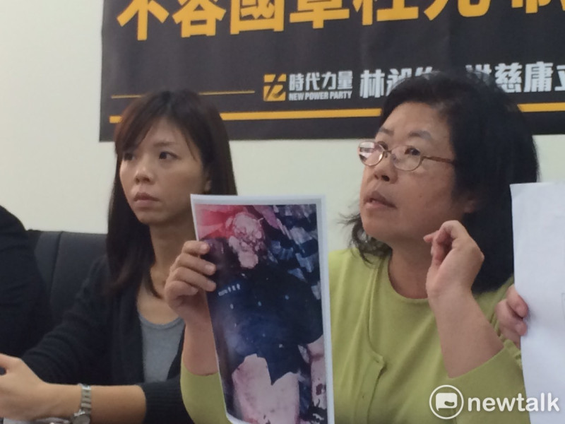 黃國章的母親陳碧娥（右）今(3)日赴台北地檢署，進行遠距訊問。   圖：新頭殼資料庫