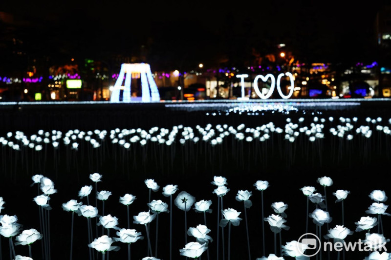 情人節將至，台南市政府觀光旅遊局與工務局等團隊，今年特別在永華市政中心旁的西拉雅廣場，以「浪漫花海．愛在台南」為主軸，布置逾3萬朵白色玫瑰花燈，   圖：台南市政府提供