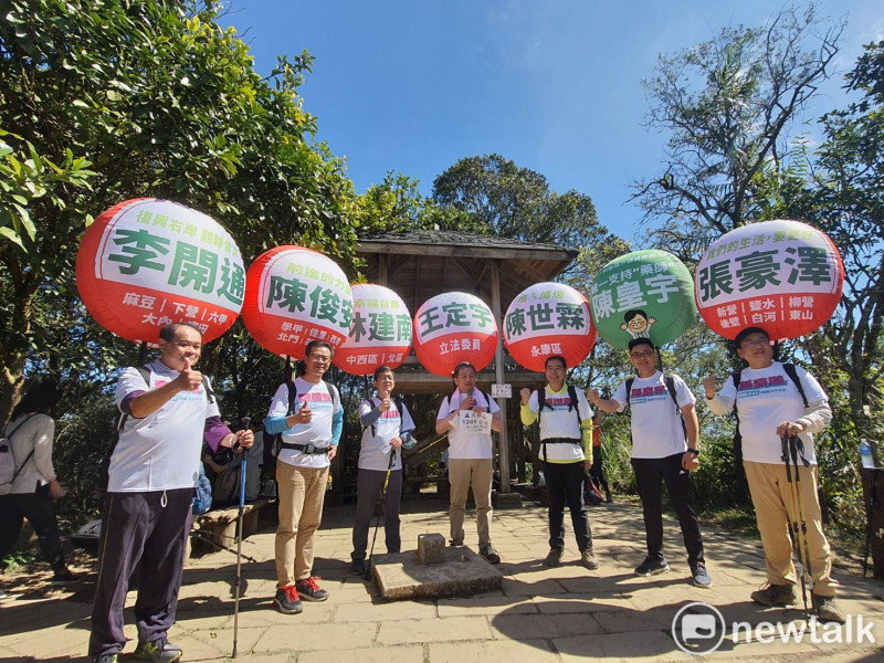 立委王定宇在大凍山舉辦「挑戰1241、前進2022，台南高峰會」活動，與市議員參選人張豪澤、陳俊安、李開通、陳世霖、林建南、陳皇宇攜手攻上海拔1241公尺的大凍山，共同迎向全新的2022年。   圖：黃博郎／攝