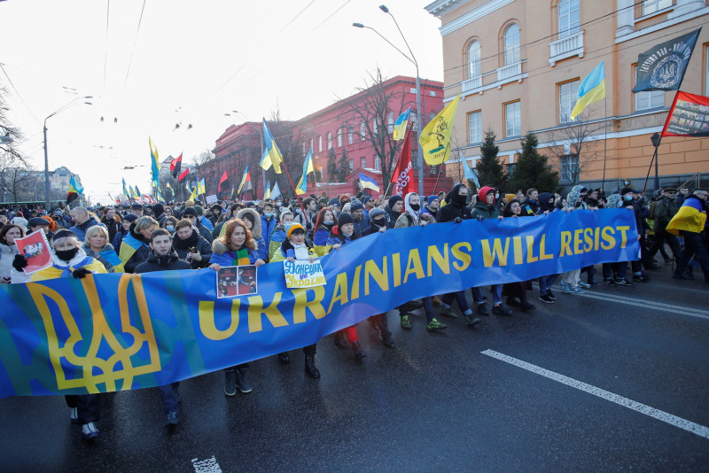2022 年 2 月 12 日，在烏克蘭基輔，人們參加了團結遊行，這是在與俄羅斯日益緊張的情況下展示愛國精神的遊行。   圖：路透社