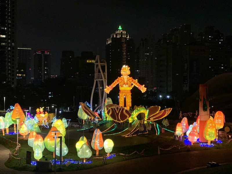 2022中台灣元宵燈會12日晚間在台中文心森林公園熱鬧開幕，現場10公尺高的主燈「台中虎爺」也正式點燈，陪伴民眾喜迎元宵。   圖：台中市政府提供