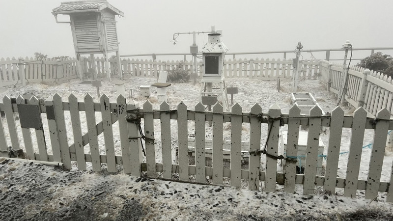 玉山早晨下雪，積雪0.7公分。   圖：中央氣象局／提供