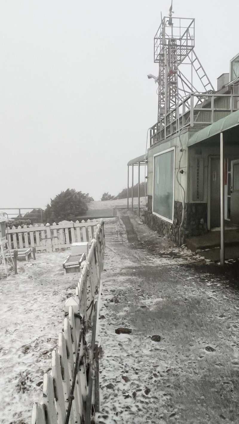 玉山今日早晨下雪50分鐘。   圖：中央氣象局／提供