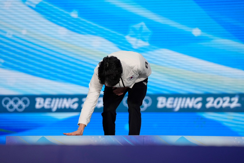 南韓競速滑冰選手車旼奎擦拭頒獎台的舉動，讓中國網友群情激憤。   圖：達志影像／美聯社