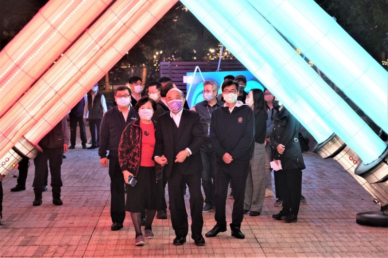 行政院長蘇貞昌與夫人詹秀齡12日逛台灣燈會。   圖：高雄市觀光局提供
