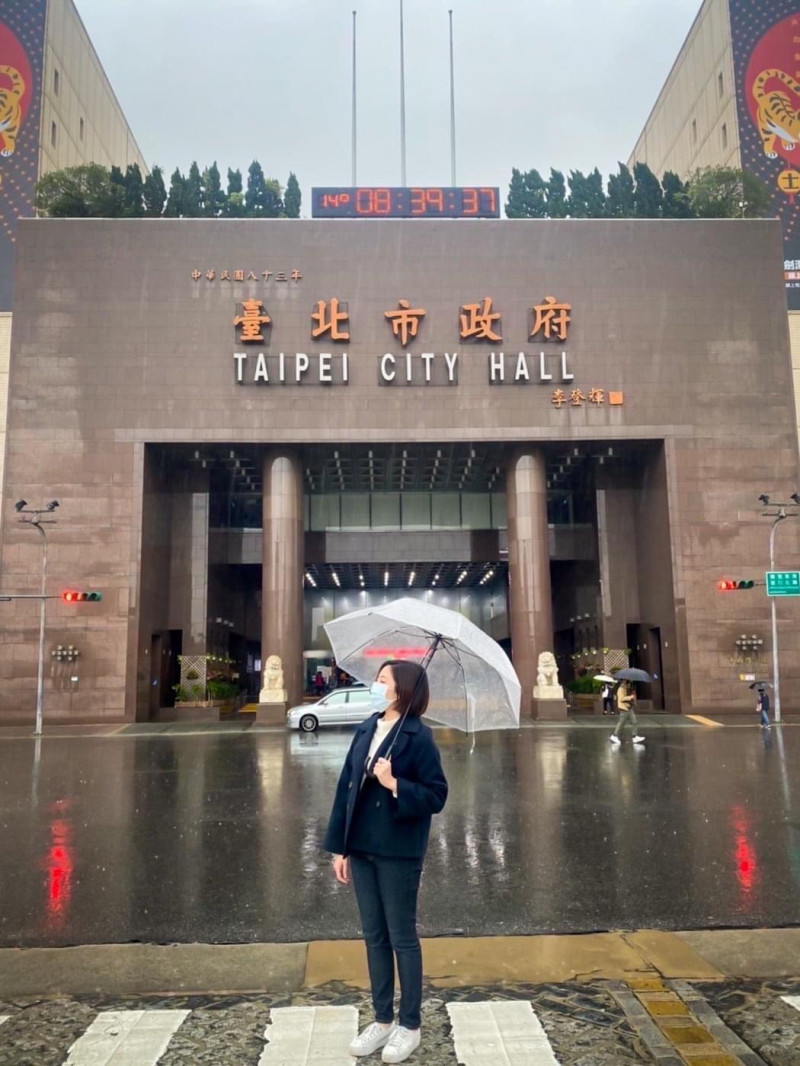 台北市政府人氣幕僚「學姐」黃瀞瑩宣布正式離職，爭取士林北投議員。   圖：翻攝黃瀞瑩臉書