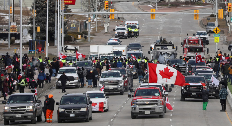 13 日，美國和加拿大邊境的重要貿易通道「大使橋」恢復通行，警方在現場逮捕了約 30 名抗議者。   圖：達志影像/路透社