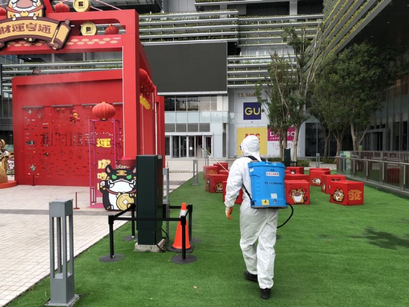 台南市南紡購物中心出現確診足跡，台南市政府接獲通報後，隨即針對戶外進行清消。   圖：台南市政府衛生局。