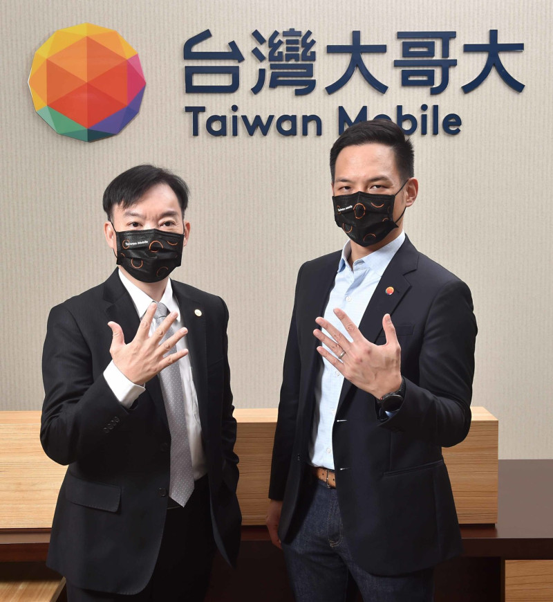 林之晨總經理(右)表示，在蔡祈岩副總暨資訊長(左)的共同帶領下，台灣大將進一步加速轉型區域級科技電信公司的腳步   圖：台灣大哥大/提供
