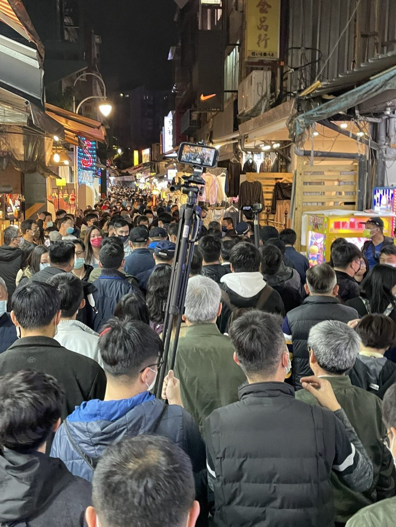 今年台北燈節移師士林舉辦，士林夜市人潮爆滿。   圖：翻攝自台北市政府法務局官網。