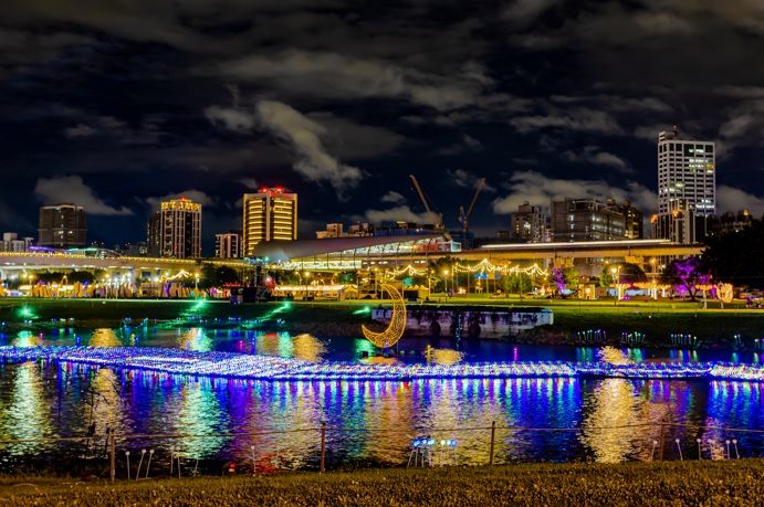 「水上音樂廳」燈區，美麗燈河倒映水面超級夢幻。   圖：新北市民政局提供