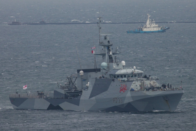 英國皇家海軍「河流級」近海巡邏艦「添馬河號(HMS Tamar P-233)」14日被曝光駛入日本横須賀港。   圖：翻攝少年@us1syonen推特