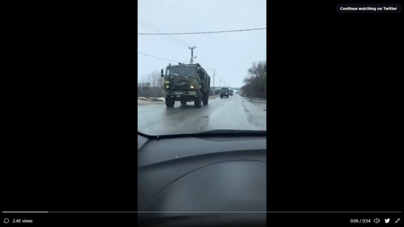 俄羅斯車隊在俄羅斯西部的別爾哥羅德附近移動，近烏克蘭邊境。   圖：擷取自@Michael1Sheldon的Twitter