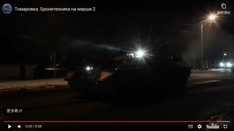 俄羅斯軍隊也於夜間在別爾哥羅德移動，圖為坦克正在從火車上卸下的畫面。   圖：擷取自 путник пытливый的yt頻道