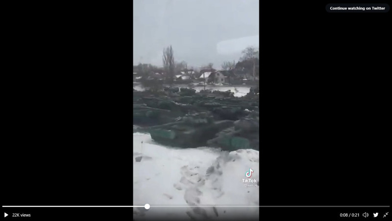 俄軍在烏克蘭邊界集結大量坦克車。   圖：擷取自@4emberlen的Twitter
