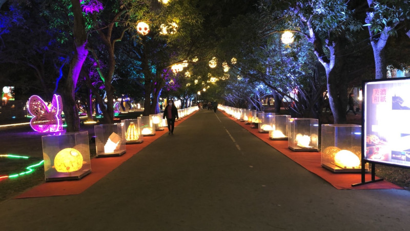 台灣燈會「同樂匯燈區」最引人注目的人氣花燈是來自日本岐阜縣美濃市的100個和紙燈籠。   圖：交通部觀光局／提供