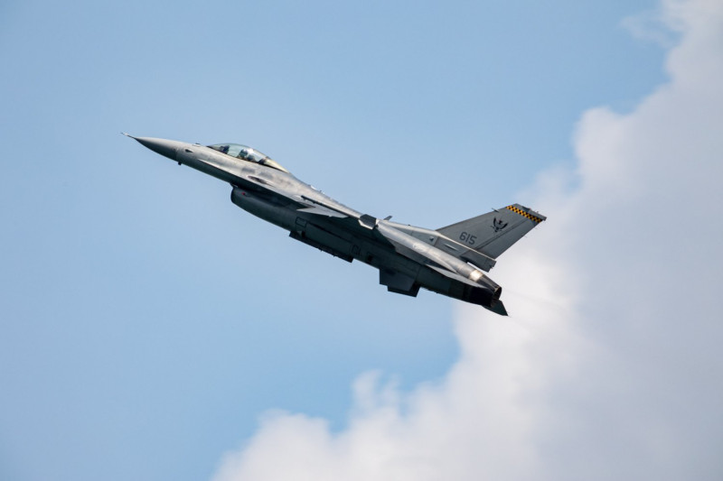 新加坡航空展，地主國新加坡空軍的F-16C戰機參與飛行表演。   圖：翻攝Singapore Airshow推特