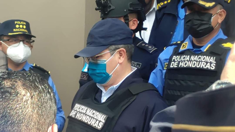 宏都拉斯前總統葉南德茲（中戴藍色口罩者）被控涉及販毒，在美國要求引渡下，15日在住家遭到逮捕。   圖：翻攝自宏都拉斯國家警察隊推特