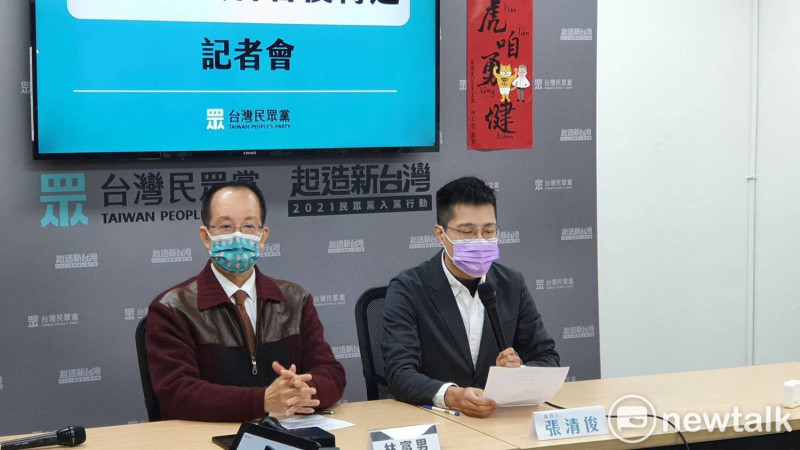 民眾黨發言人張清俊（右）、中央委員林富男（左）。   圖：周煊惠 / 攝