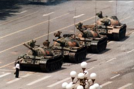 六四事件中，「坦克人」阻擋一行在北京長安街上天安門附近東向行駛的坦克。   圖：擷取自維基百科
