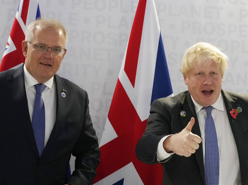 右為英國首相強森。   圖：達志影像/路透社