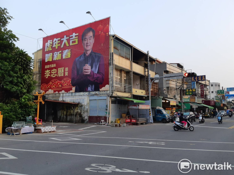 競選連任的無黨籍李忠曆，看板設在民生南路與嘉油鐵馬道路口，相當醒目。   圖：蔡坤龍/攝