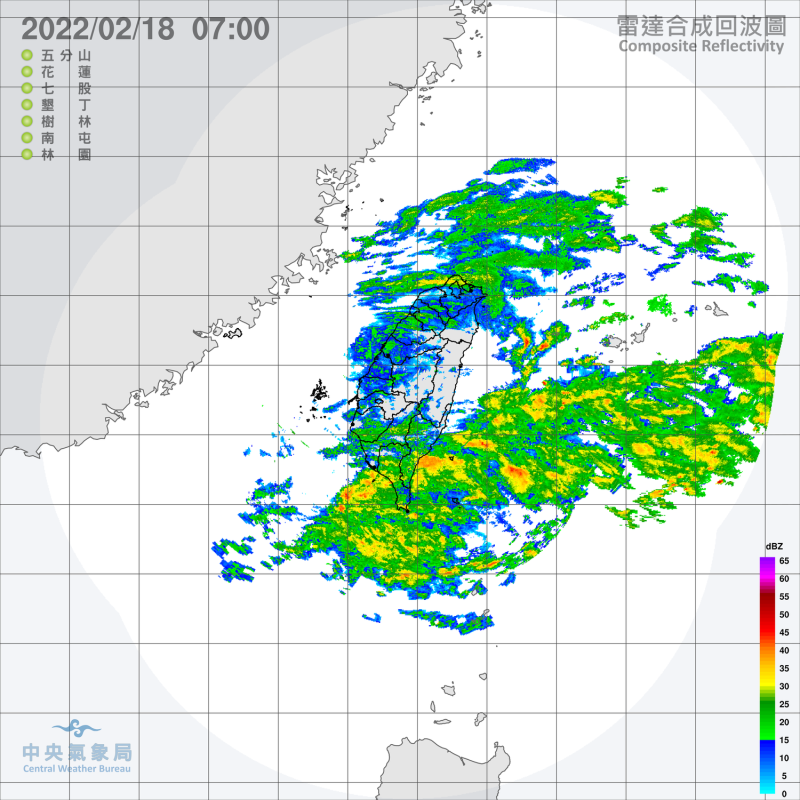 東北風與華南雲雨區東移，滯留鋒面從台灣北部海面向西南西延伸，今天中部以北、東半部地區都將有不小的雨勢。   圖：中央氣象局/提供