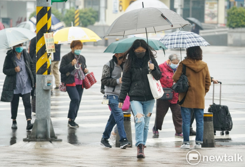 氣象專家彭啟明表示，強冷空氣將在明日起影響台灣，平地低溫可能跌破10度。   圖：張良一／攝
