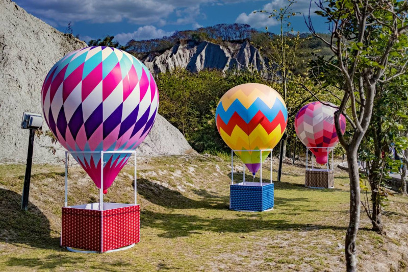 月世界玉池旁的熱氣球裝置藝術。   圖：高雄市觀光局提供