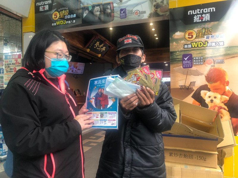 公所人員致贈暖暖包關懷街友健康並提醒防寒自保對策。   圖：新北市消防局提供