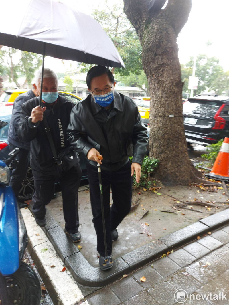 陳水扁前總統拄著拐杖冒雨北上，親赴志工靈位弔唁。   圖：志工提供