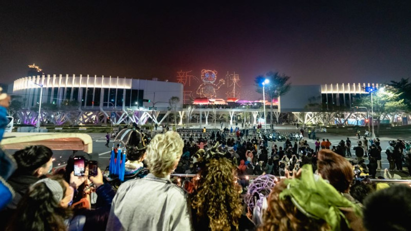 《船愛》幕前幕後人員到愛河灣燈區看無人機展演。   圖：高雄市政府提供