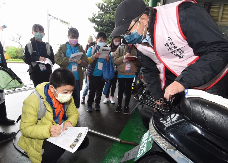 現場演示柴油車輛進行排煙檢測作業及其引擎裝置的展示，讓小局長們了解如何利用儀器檢驗排煙及柴油車所產生的污染。   圖：新北市環保局提供