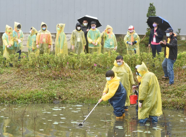 活動下午進行「水質守護者」課程，小局長們體驗採取水樣。   圖：新北市環保局提供