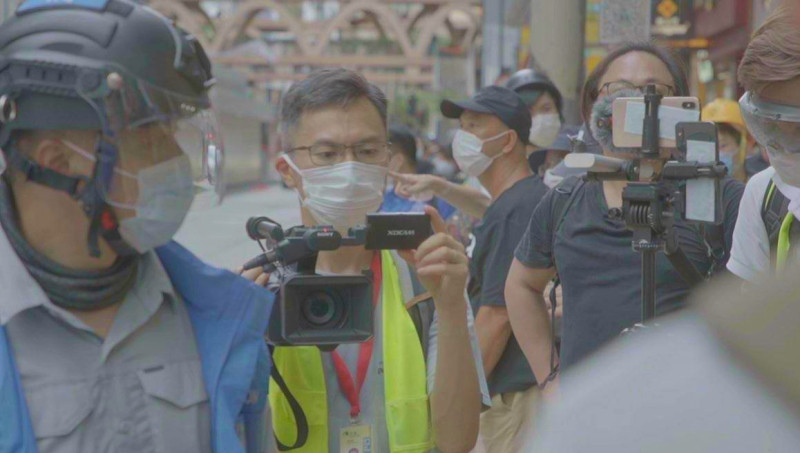 導演周冠威受到抗爭者的勇氣感召，自認能幫助香港人的，就是當一個手持攝影機的人。   圖：時代革命/提供
