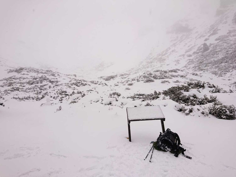 雪山圈谷積雪達80公分。   圖：翻攝自臉書「雪霸國家公園登山資訊分享站」