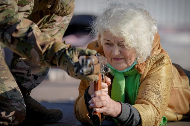 烏克蘭馬里烏波爾市79歲老奶奶康斯坦丁諾夫斯卡（Valentina Konstantinovska），在訓練場上手持 AK-47 突擊步槍訓練。   圖:達志影像/美聯社
