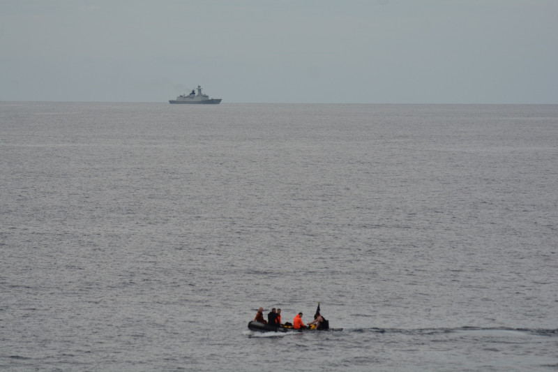 法國海軍巡防艦「葡月號」在南海故障，修復期間解放軍「054A」飛彈護衛艦在旁監控。   圖：翻攝ALPACI - France Pacific Command推特