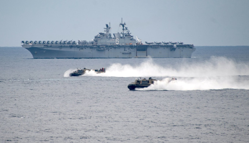 美日「高貴融合(Noble Fusion)」聯合海軍遠征演習，美軍兩棲突擊艦「美利堅號(LHA-6)」與陸戰隊遠征部隊海上操演。   圖：翻攝US Navy